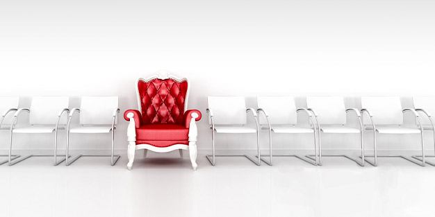 Roter Thron zwischen vielen weißen Stühlen