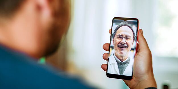 Online-Arzt wird per Smartphone um Rat gebeten.
