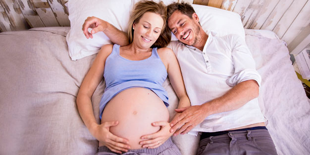 Schwangere Frau und ihr Partner freuen sich